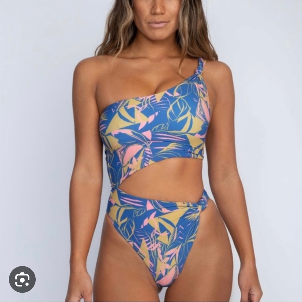 ISO skatie Nicole swimsuit in Anguilla size medium